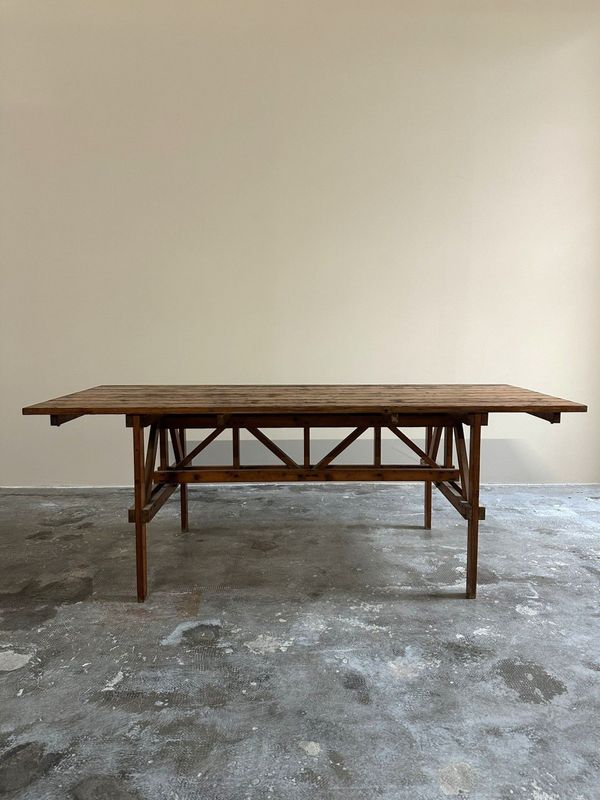 Tavolo progettato  del designer Enzo Mari,  realizzato nel 1974 da Simon Gavina