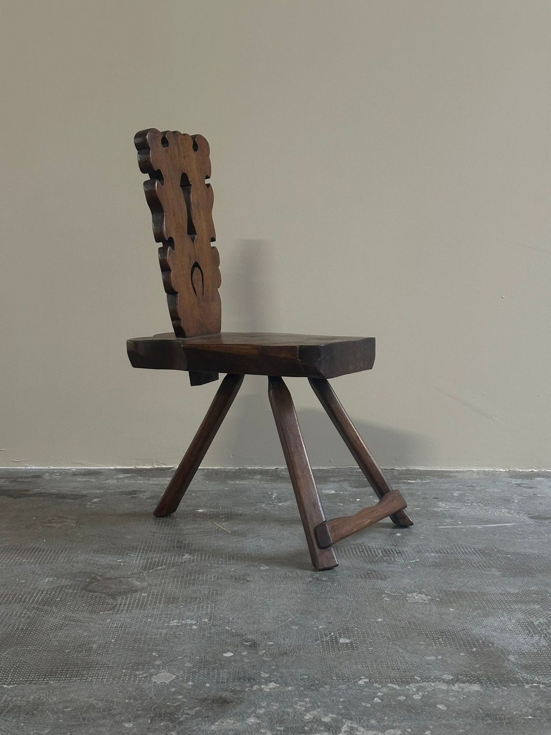 ​Sedia scultorea realizzata  in legno con una finitura scura, manifattura Italiana anni Cinquanta