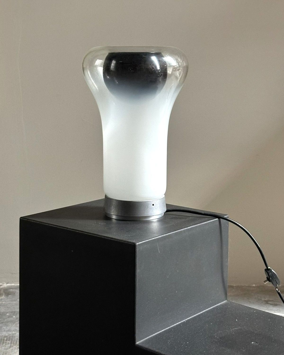 Lampada da tavolo Saffo design di Angelo Mangiarotti, per Artemide Lampada da tavolo Saffo design di Angelo Mangiarotti, per Artemide