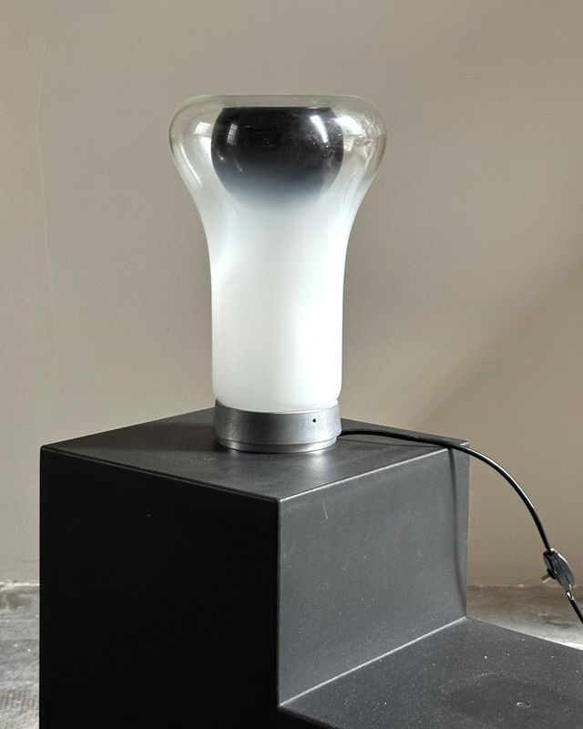 Lampada da tavolo Saffo design di Angelo Mangiarotti, per Artemide