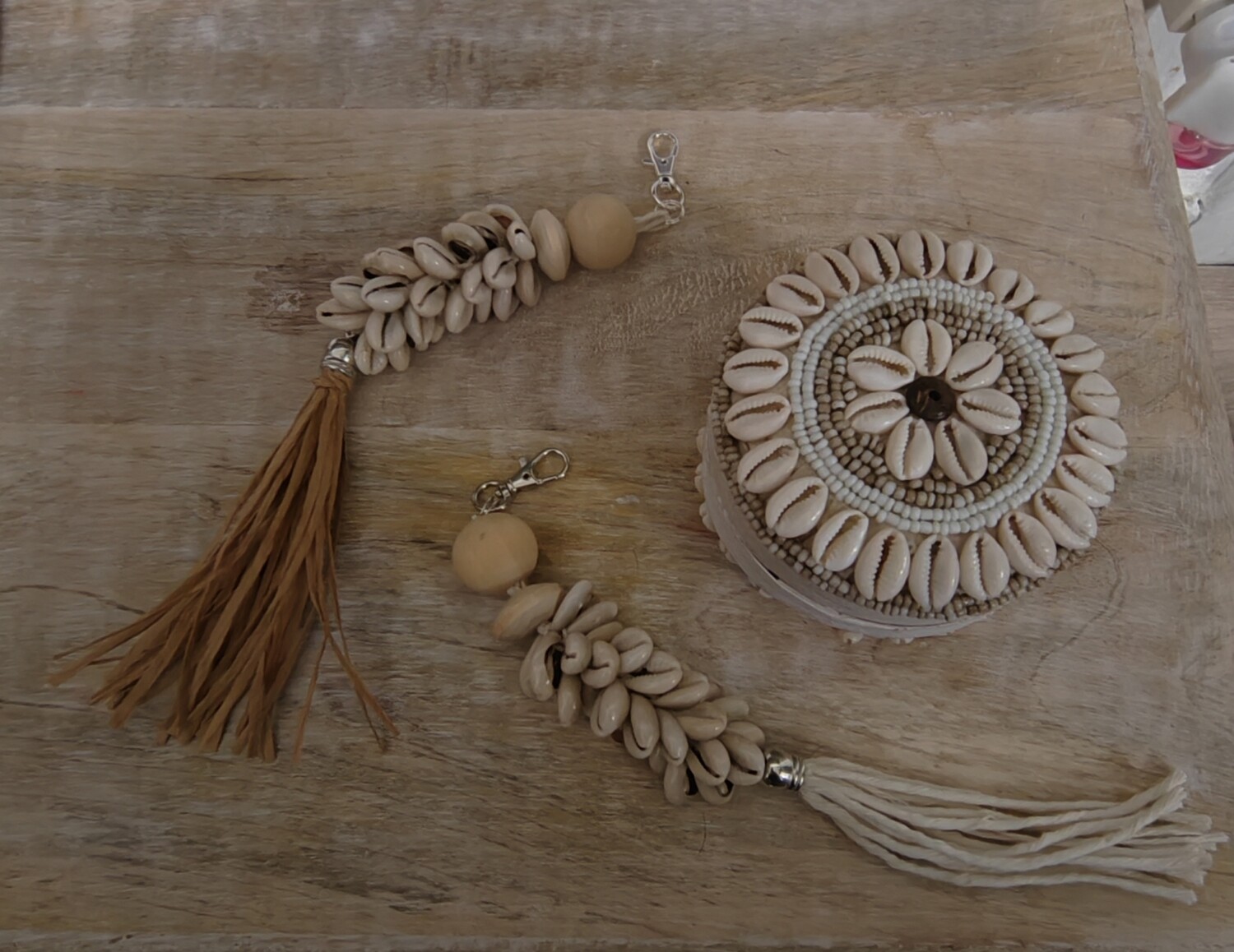 LLAVEROS de conchas y rafia o macramé