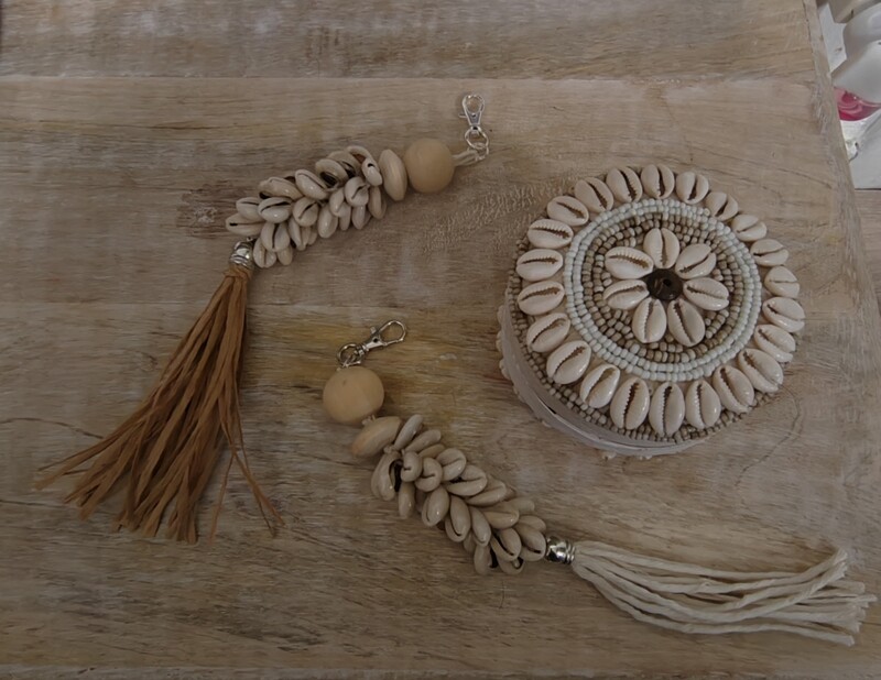LLAVEROS de conchas y rafia o macramé