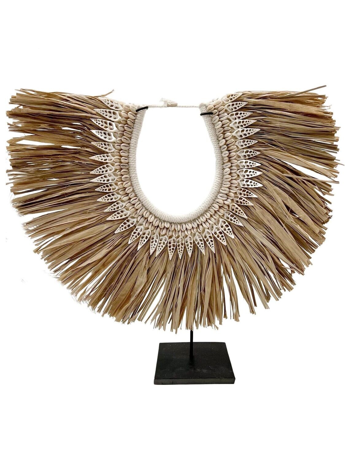 COLLAR PAPÚA de rafia y conchas.