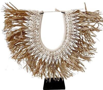 COLLAR PAPÚA de rafia y conchas