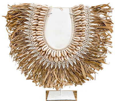 COLLAR PAPÚA de rafia y conchas.
