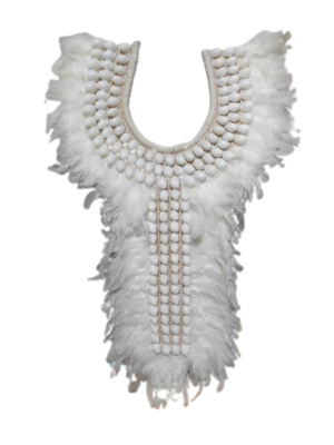 COLLAR PAPÚA de plumas y concha blanca largo