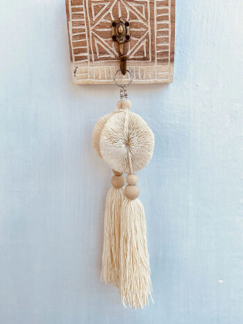 LLAVERO colgante de macramé y coral