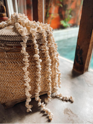 GUIRNALDA de conchas de Bali.