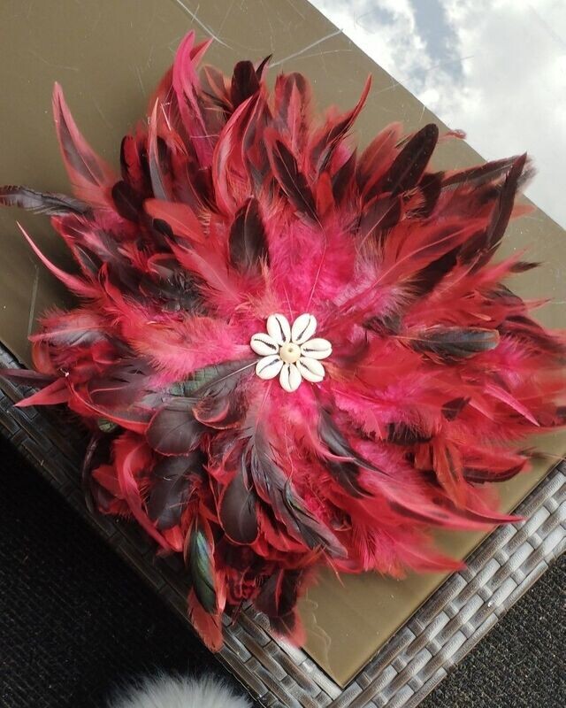 JUJUHAT DE PLUMAS | rojo y negro | varios tamaños