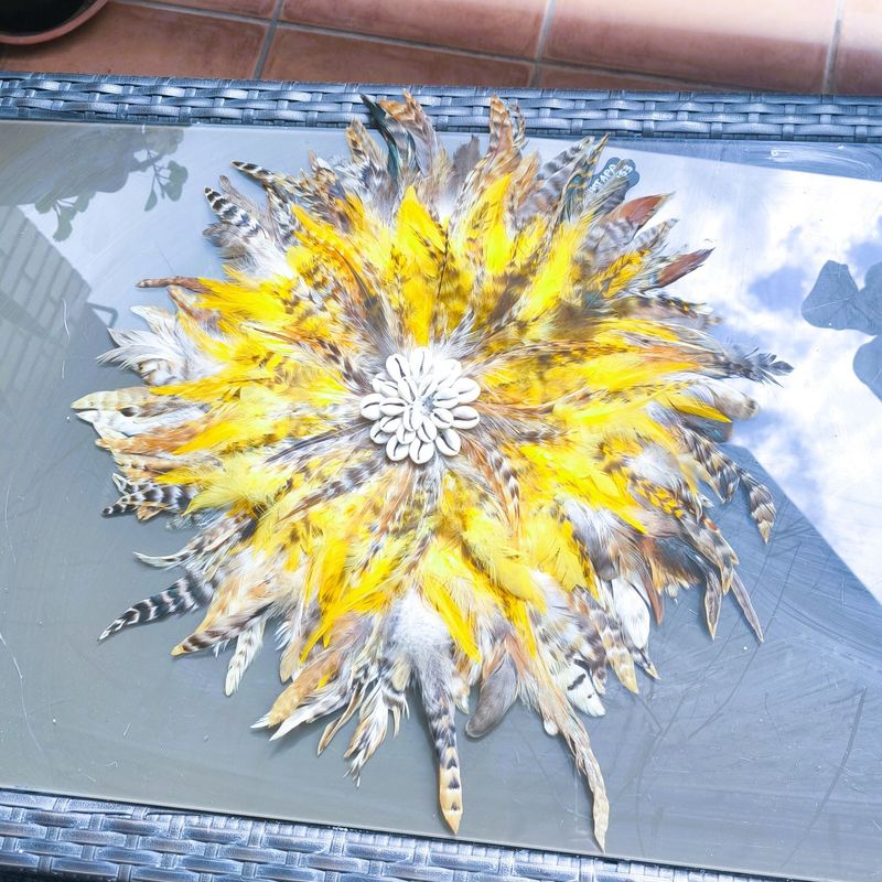 JUJUHAT DE PLUMAS | amarillo y marrón.