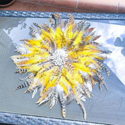 JUJUHAT DE PLUMAS | amarillo y marrón.