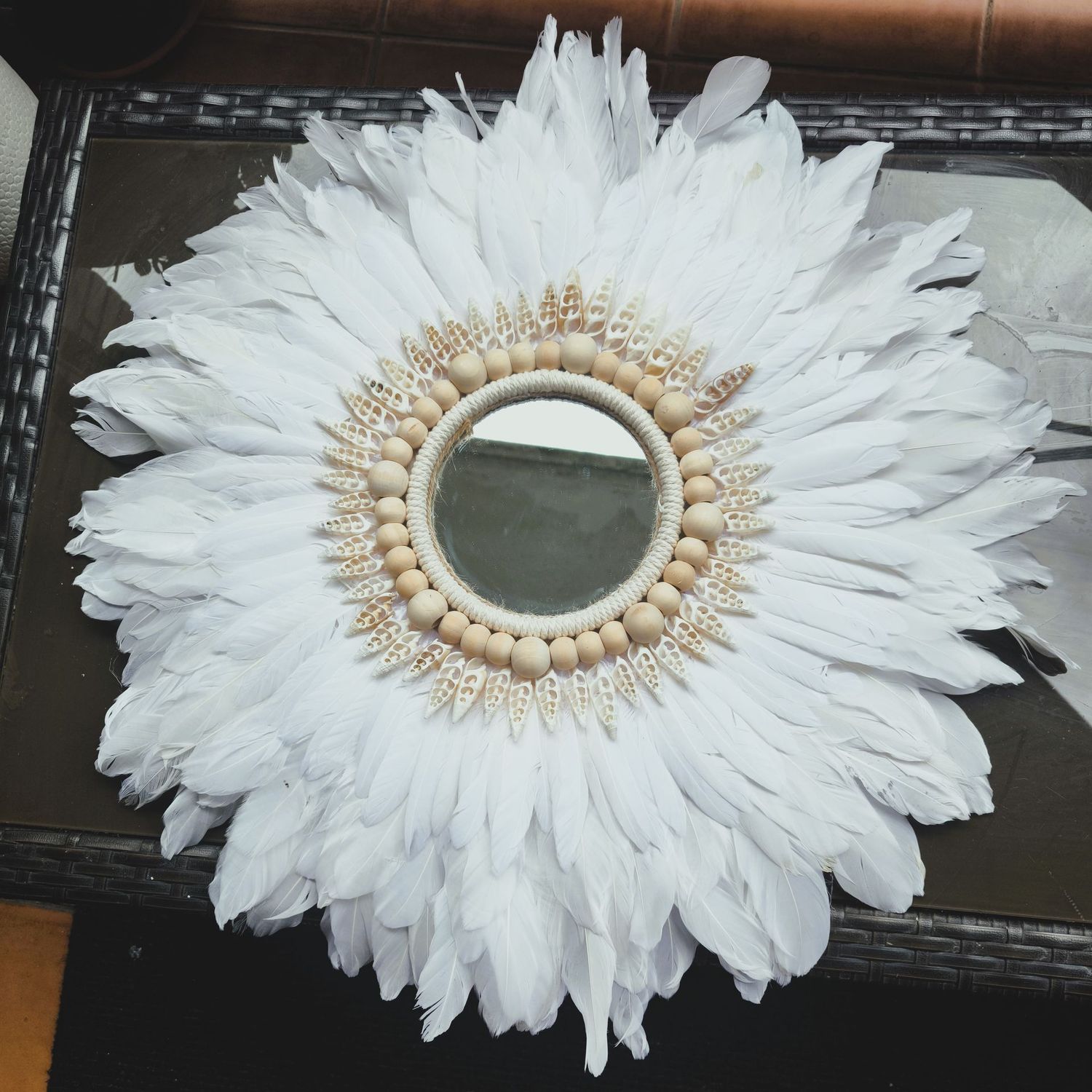 ESPEJO DE PLUMAS, conchas y cuentas de madera