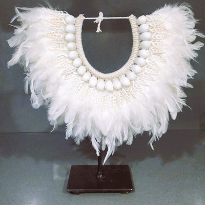 COLLAR PAPÚA de plumas y conchas de Papúa