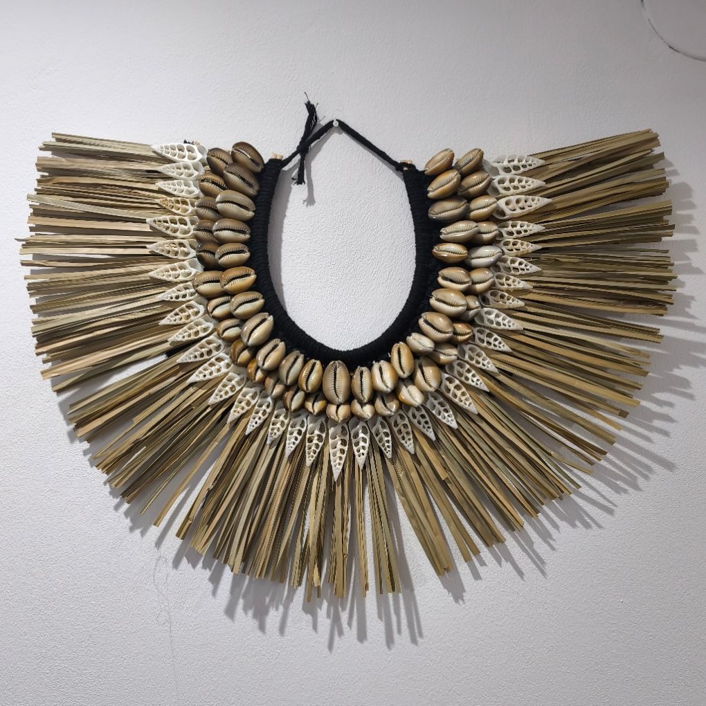 COLLAR PAPÚA de rafia y conchas.