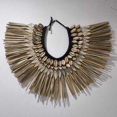 COLLAR PAPÚA de rafia y conchas.