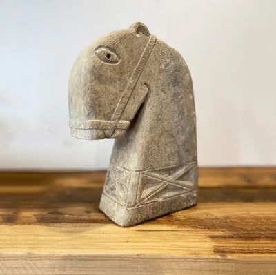 Busto de caballo antiguo en piedra