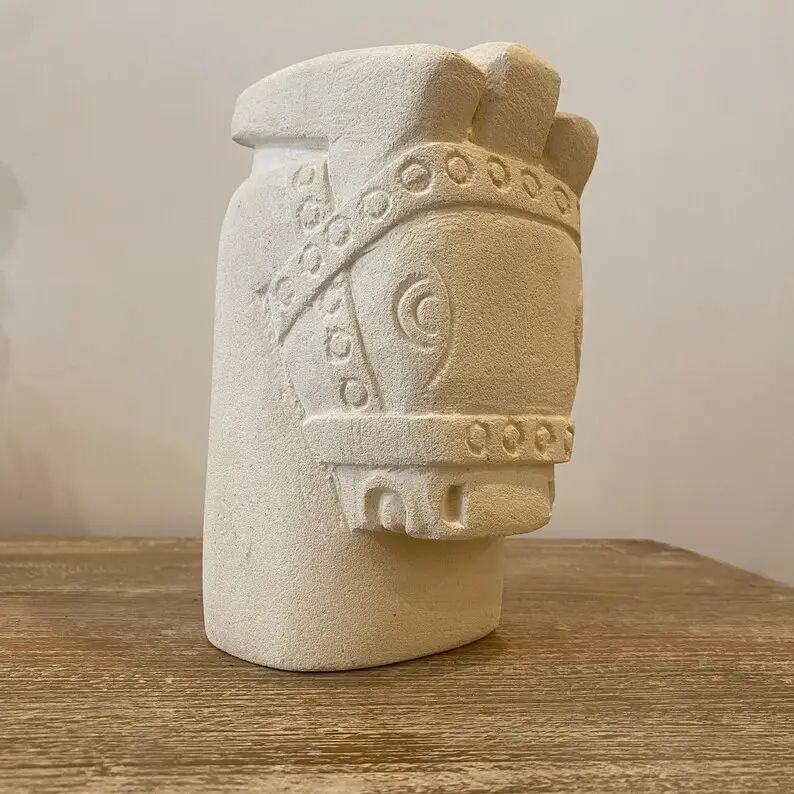 Busto de caballo antiguo en piedra