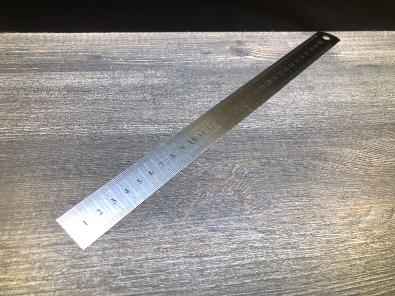 30cm Edelstahl Lineal - Doppelseitig mit Lochung zum aufhängen