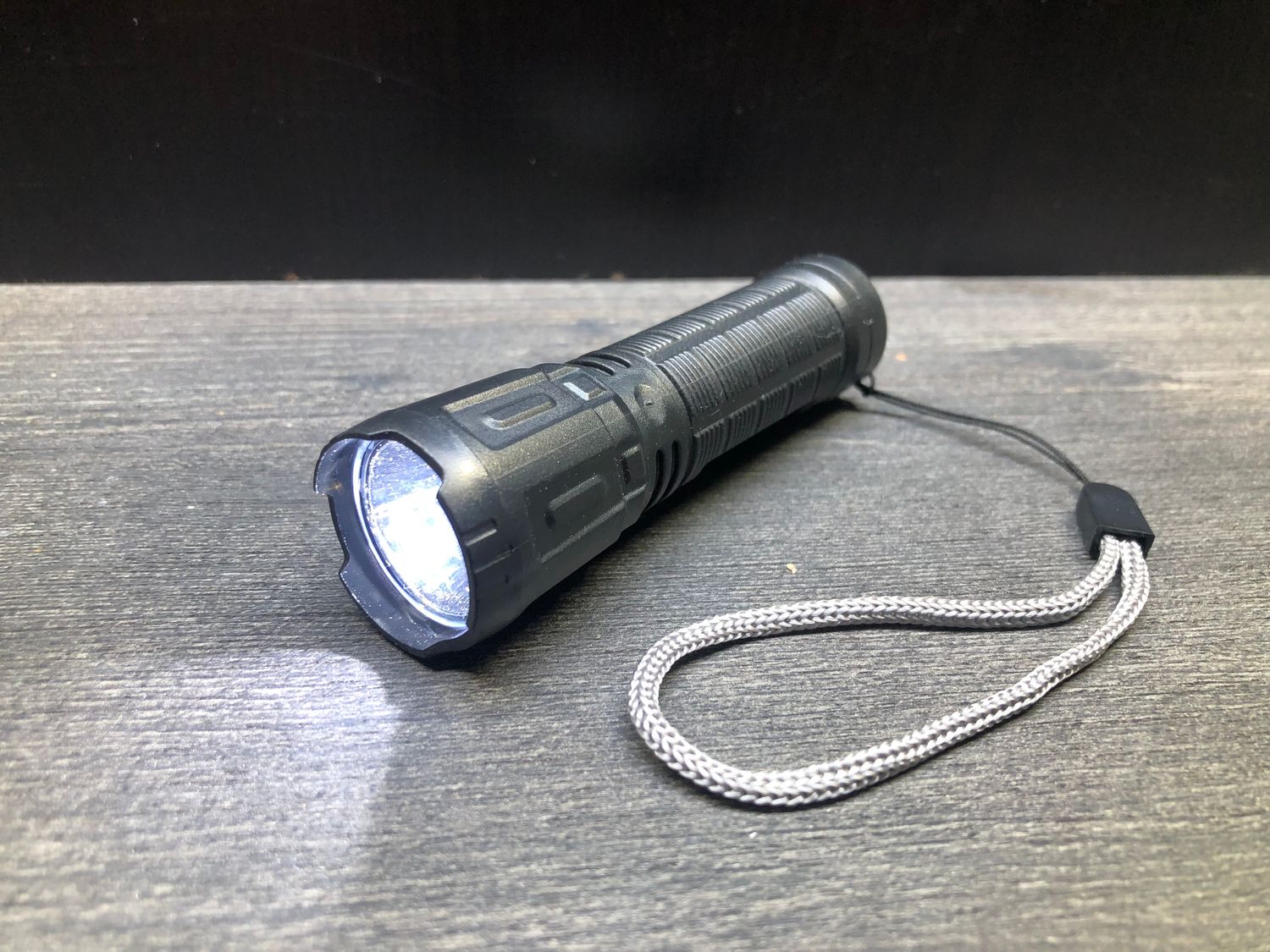 LED Taschenlampe mit 3 Beleuchtungsmodi mit intigriertem Akku inkl. Ladekabel