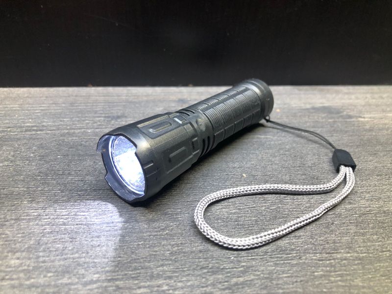LED Taschenlampe mit 3 Beleuchtungsmodi mit intigriertem Akku inkl. Ladekabel