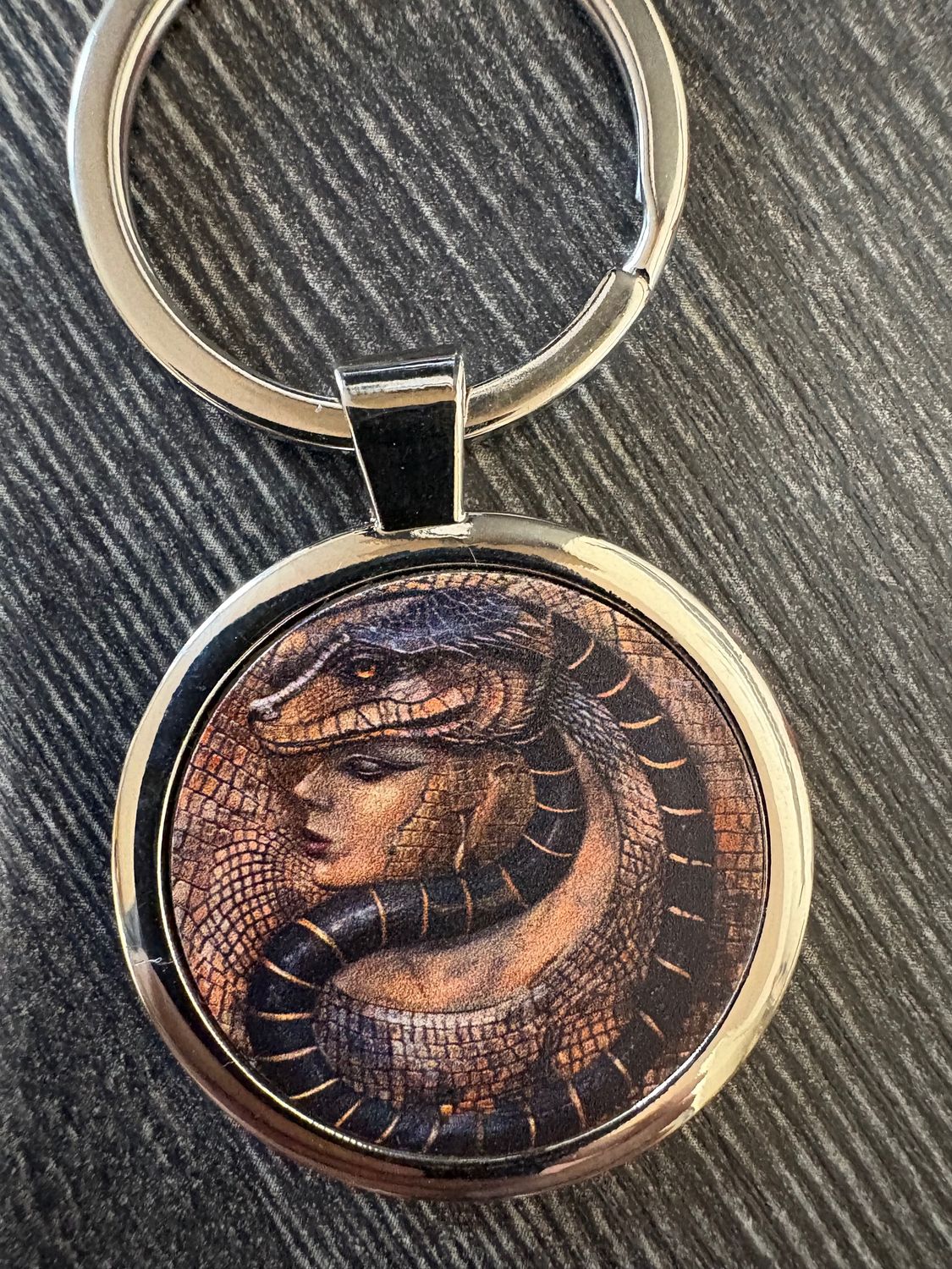 3,5cm ⌀ Frau mit Schlange Muster mit robustem Schlüsselbund, Schlüsselanhänger