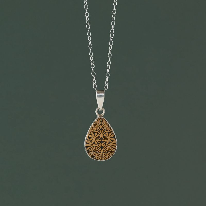 Carved Gourd Teardrop Pendant Necklace