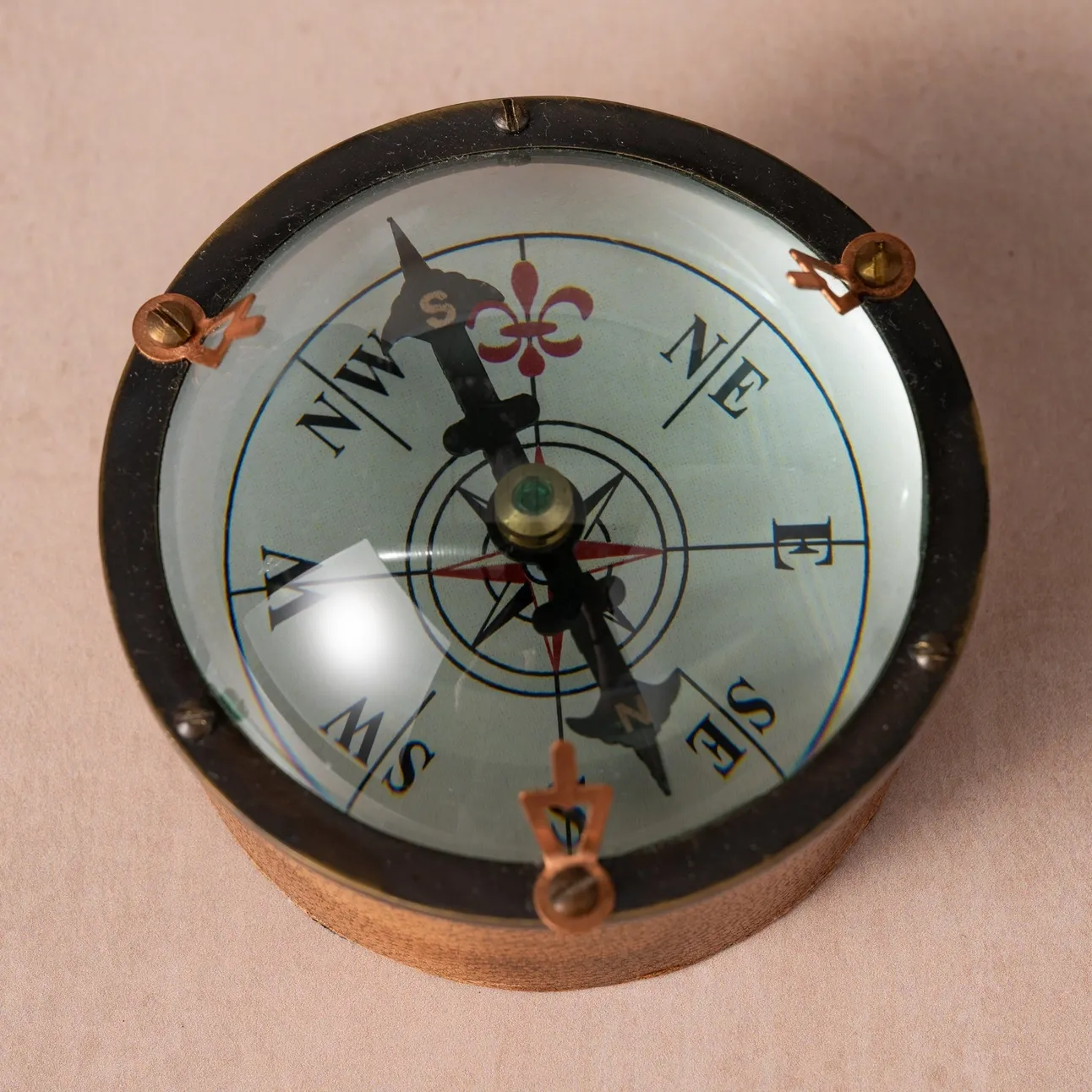 Bada Magnifying Compass
