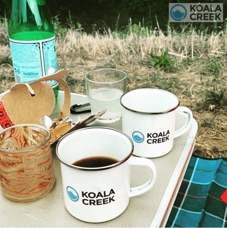 KOALA CREEK® GROTE GEËMAILLEERDE MOK MET LOGO’S