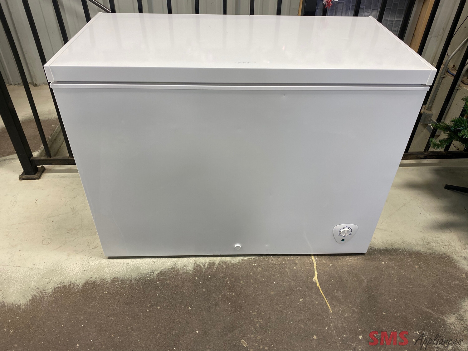 Frigidaire Chest Freezer 8.7 Cu. Ft. FFFC09M1RW