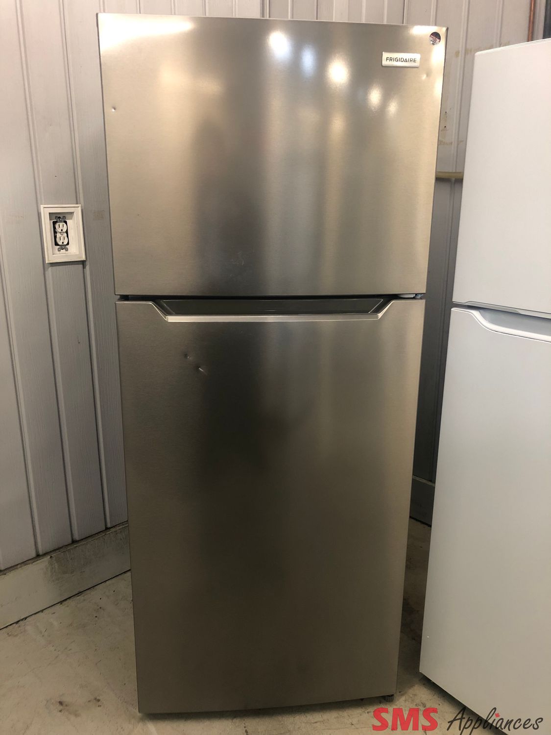 Open Box - Scratch & Dent - Frigidaire 28" Top Mount Refrigerator FFHT1822UV