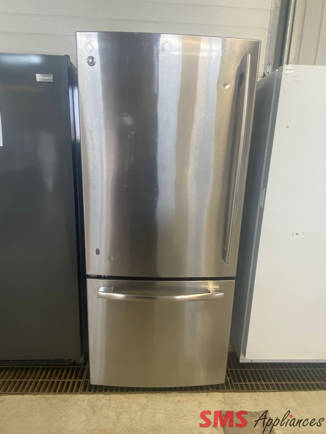 GE 30" Bottom Mount Refrigerator GDE21DSKSS