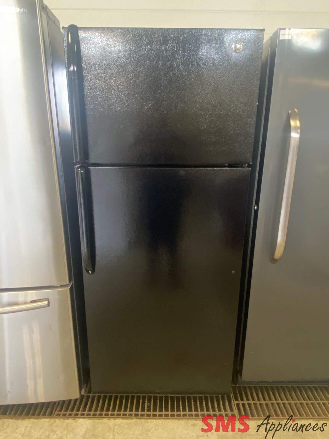 GE 28" Top Mount Refrigerator GTH18GBDBB