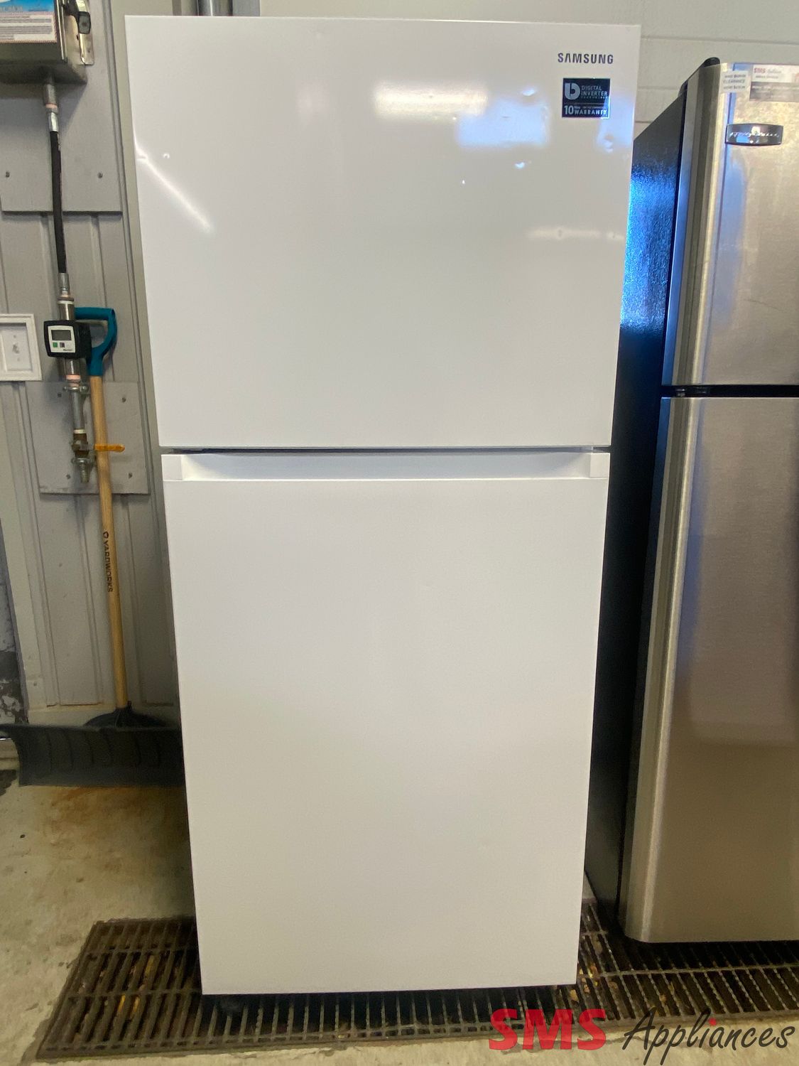 Samsung 28" Top Mount Refrigerator RT18M6213WW