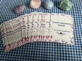 Le petit Lenormand intuitif par Emma Guidances. Jeu divinatoire de 36 cartes avec guide explicatif. Cet oracle est livré avec un pochon en jute. Le petit Lenormand intuitif par Emma Guidances. Jeu divinatoire de 36 cartes avec guide explicatif. Cet oracle est livré avec un pochon en jute.
