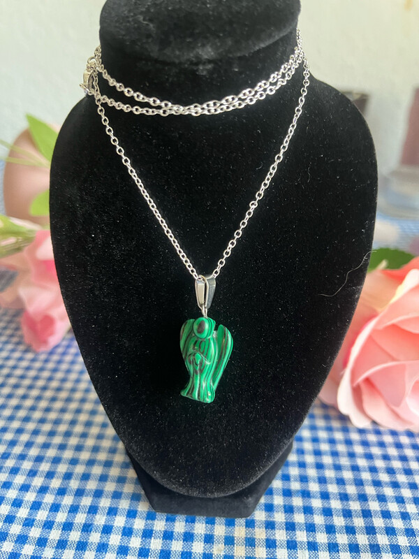 Pendentif Ange Malachite
avec en une chaine en argent Pendentif Ange Malachite
avec en une chaine en argent