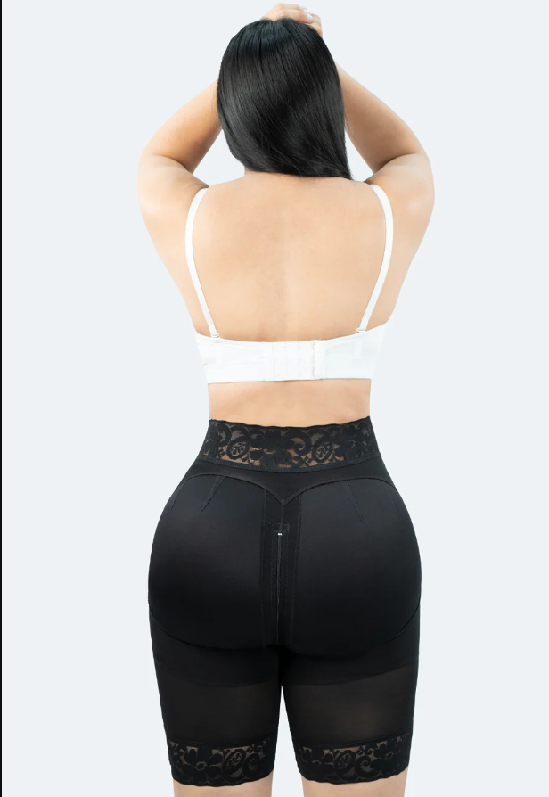 Short Levanta Cola con Broches