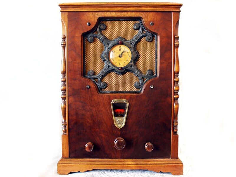 1931 General Electric Junior S-22X, Early Superheterodyne Radio with Electrical  Clock