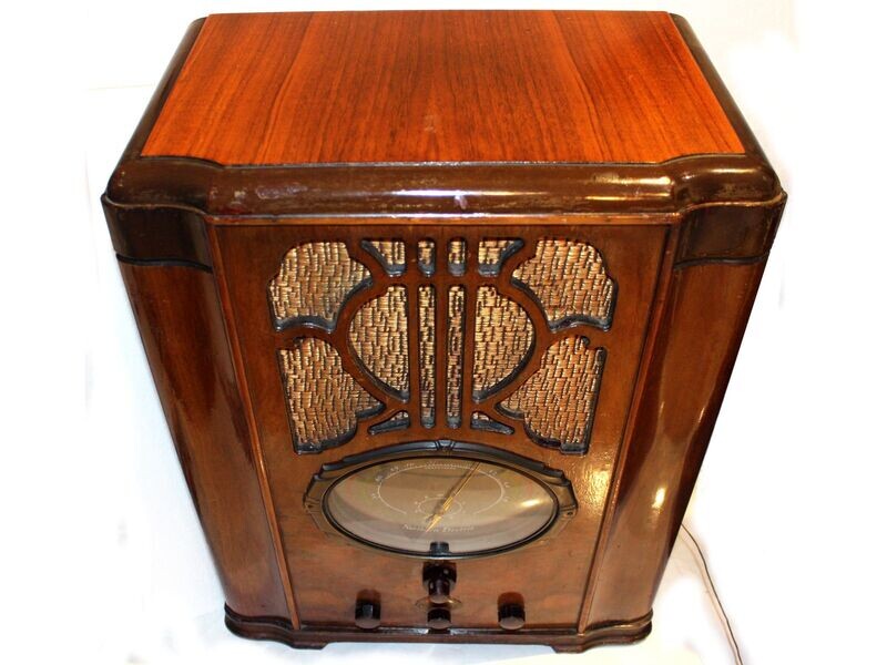 1936 Northern Electric Model 610 3-Band Tombstone Radio, looks and works like 86 years ago