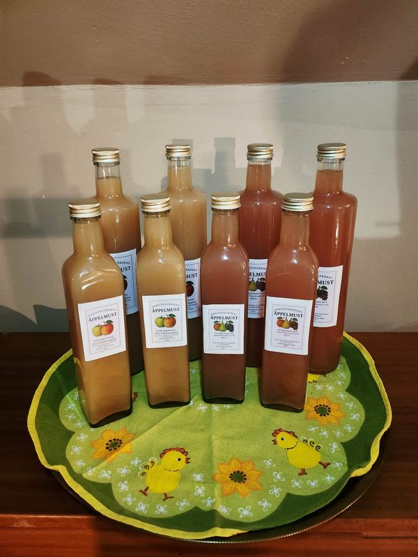 Kims goda äppelmust:  Höstäpplen med blå &amp; gröna druvor samt päron  750 ml