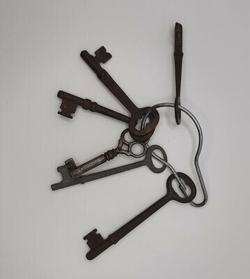 ​Ring of Vintage Skeleton Keys, 6 Keys