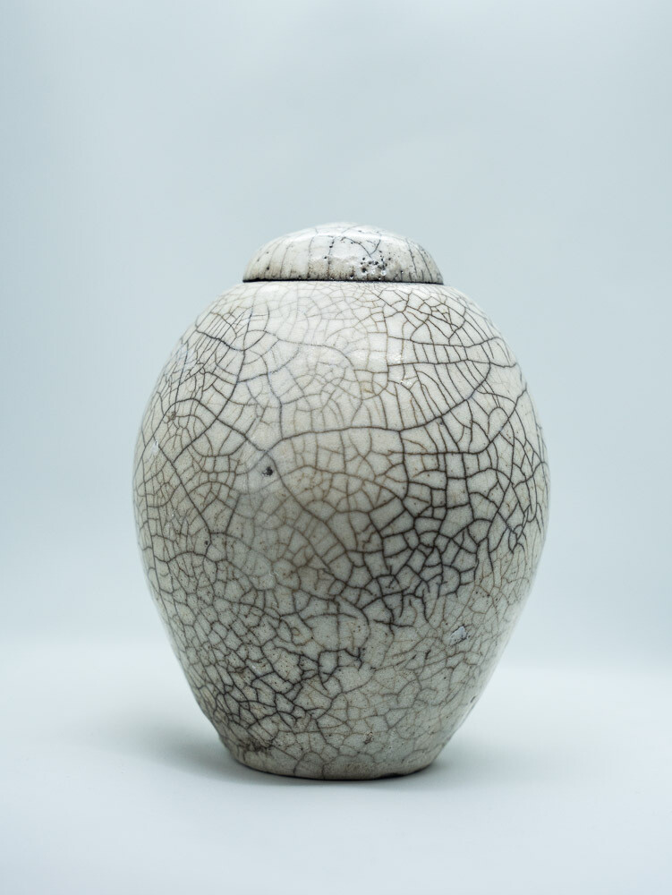 Weiße Raku-Urne, M