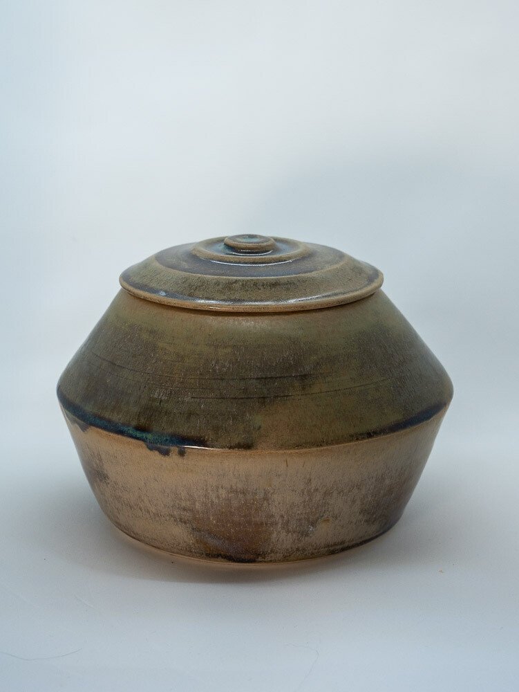 Grün-beige Urne, M