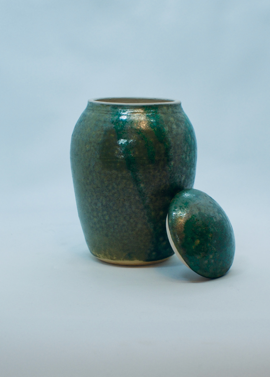 Dunkelgrün glänzende Urne, S