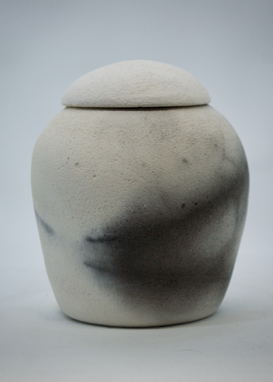 Weiß-graue geräucherte Urne, S