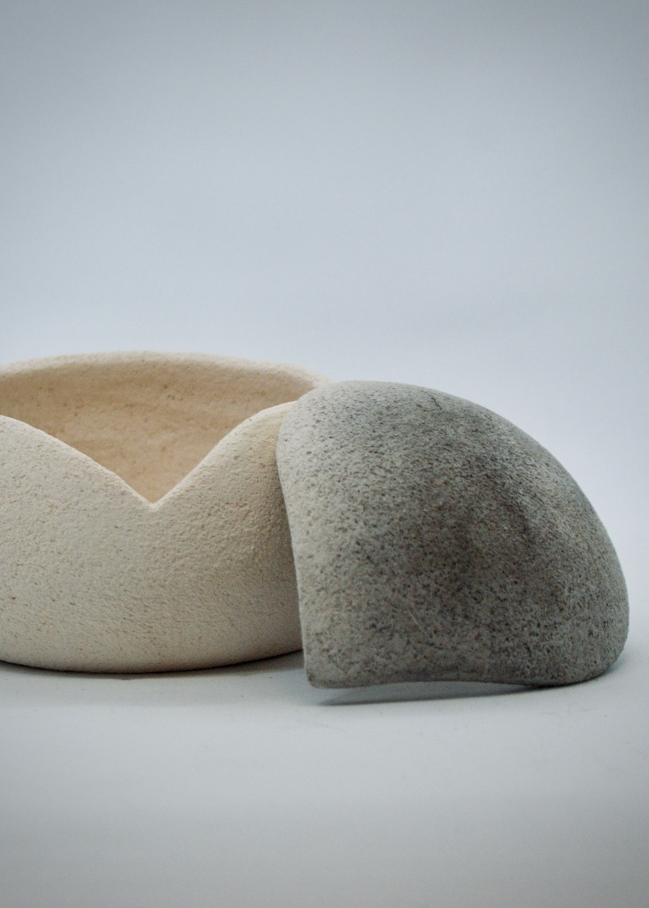 Weiß-graue geräucherte Miniurne