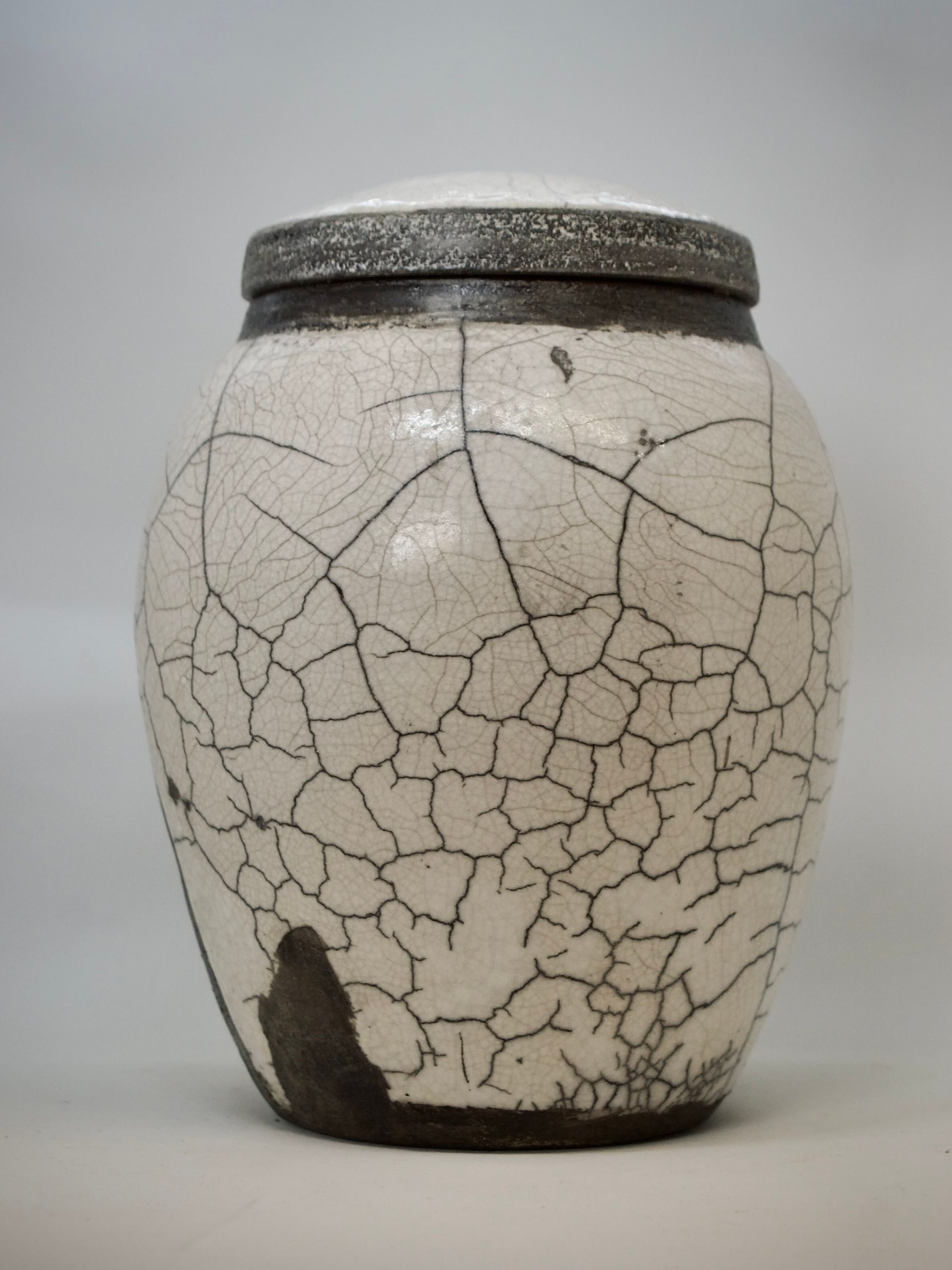 Weiß-schwarze Raku-Urne, L
