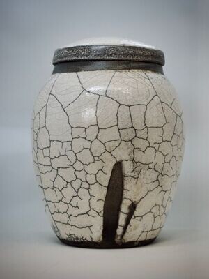 Weiß-schwarze Raku-Urne, L