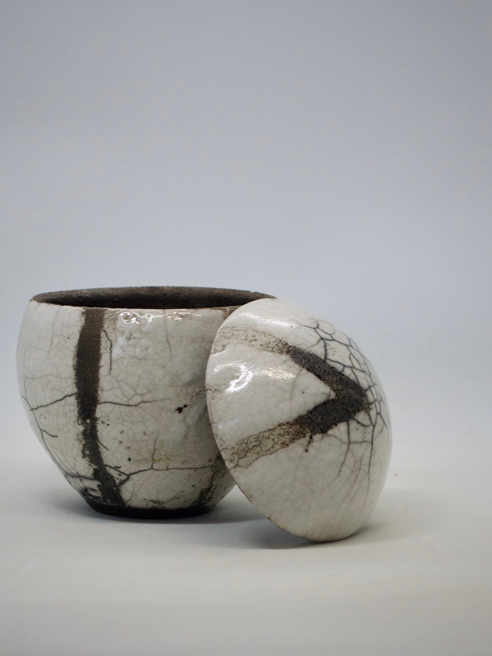 Weiß-graue Raku-Miniurne