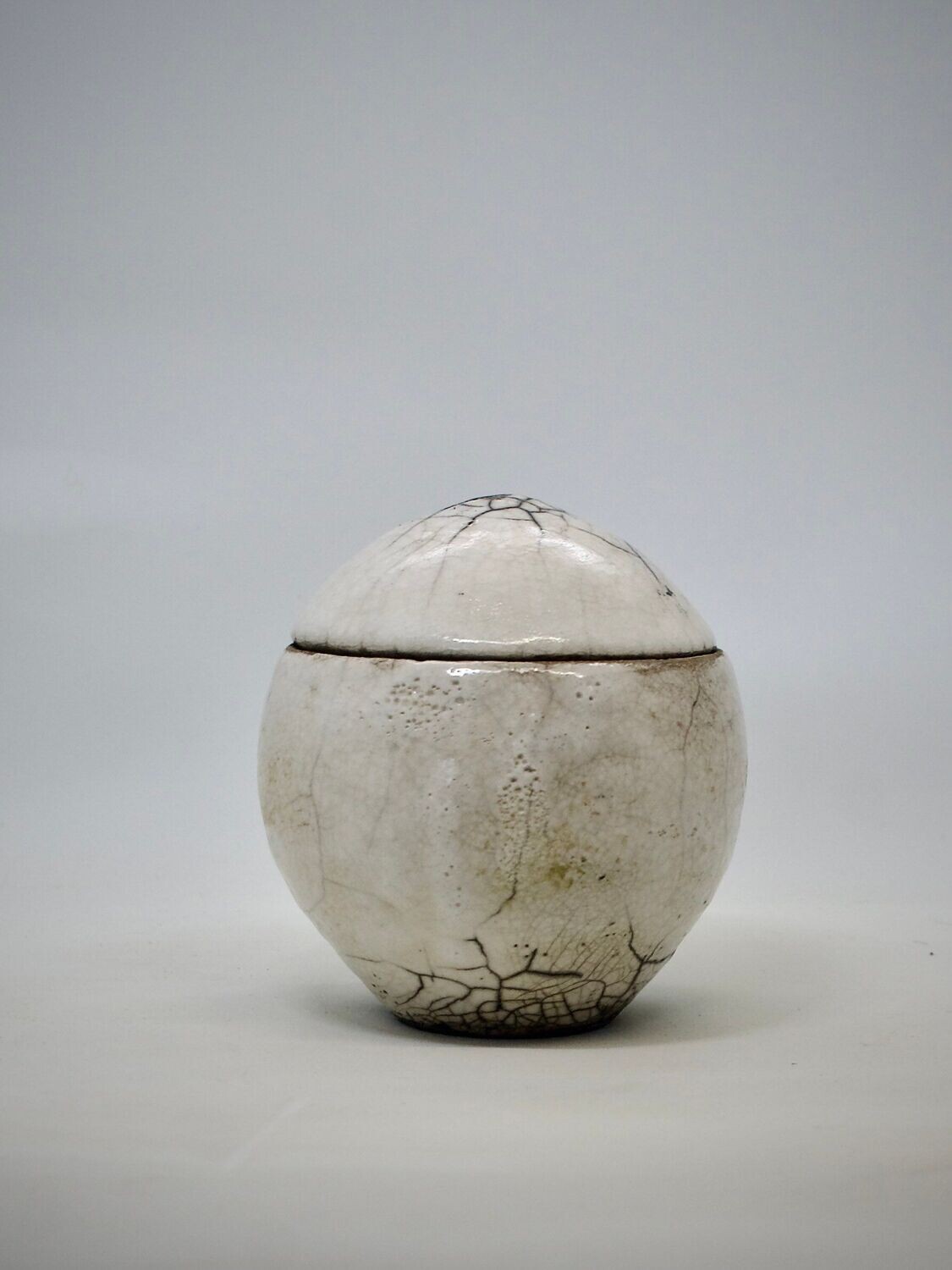 Weiß-graue Raku-Miniurne