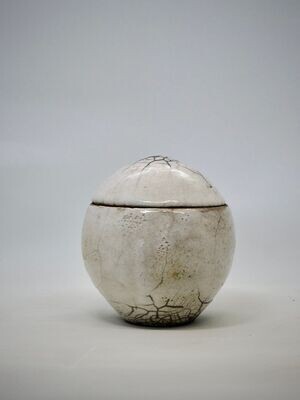 Weiß-graue Raku-Miniurne